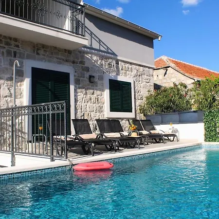 Villa Miravalle, - Lux With Private Parking, Jacuzzi And Heated Pool